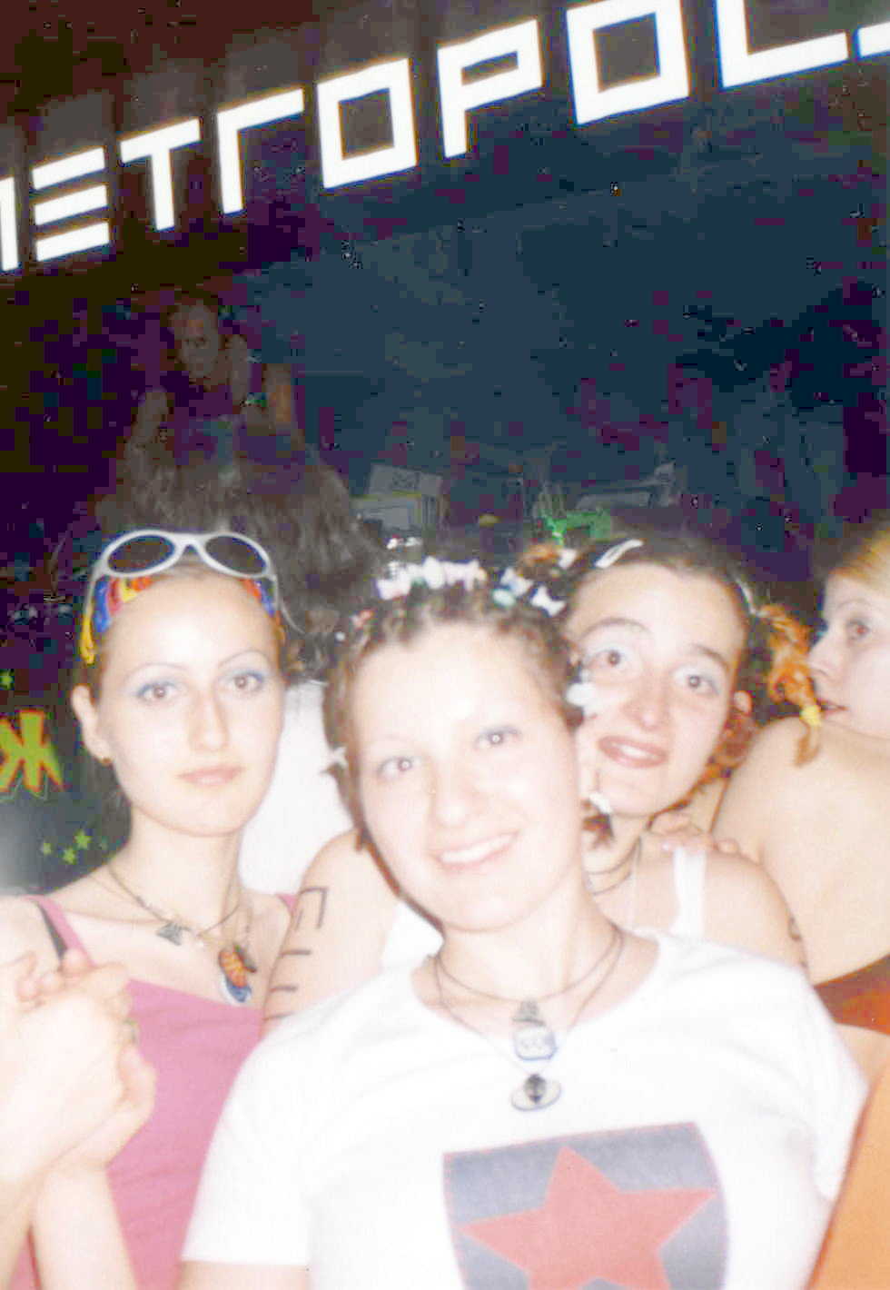 :-) THREE LITTLE RAVE GIRLS :-) 7.april.2000